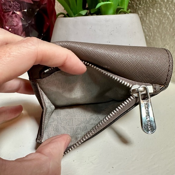 EUC Michael Kors Wallet - Picture 5 of 5